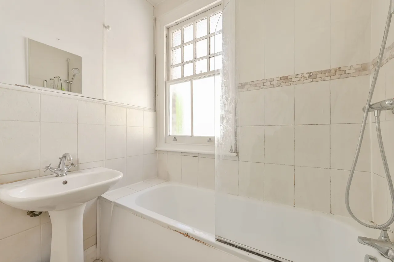 48b Grove Park Gardens, London, photo 6