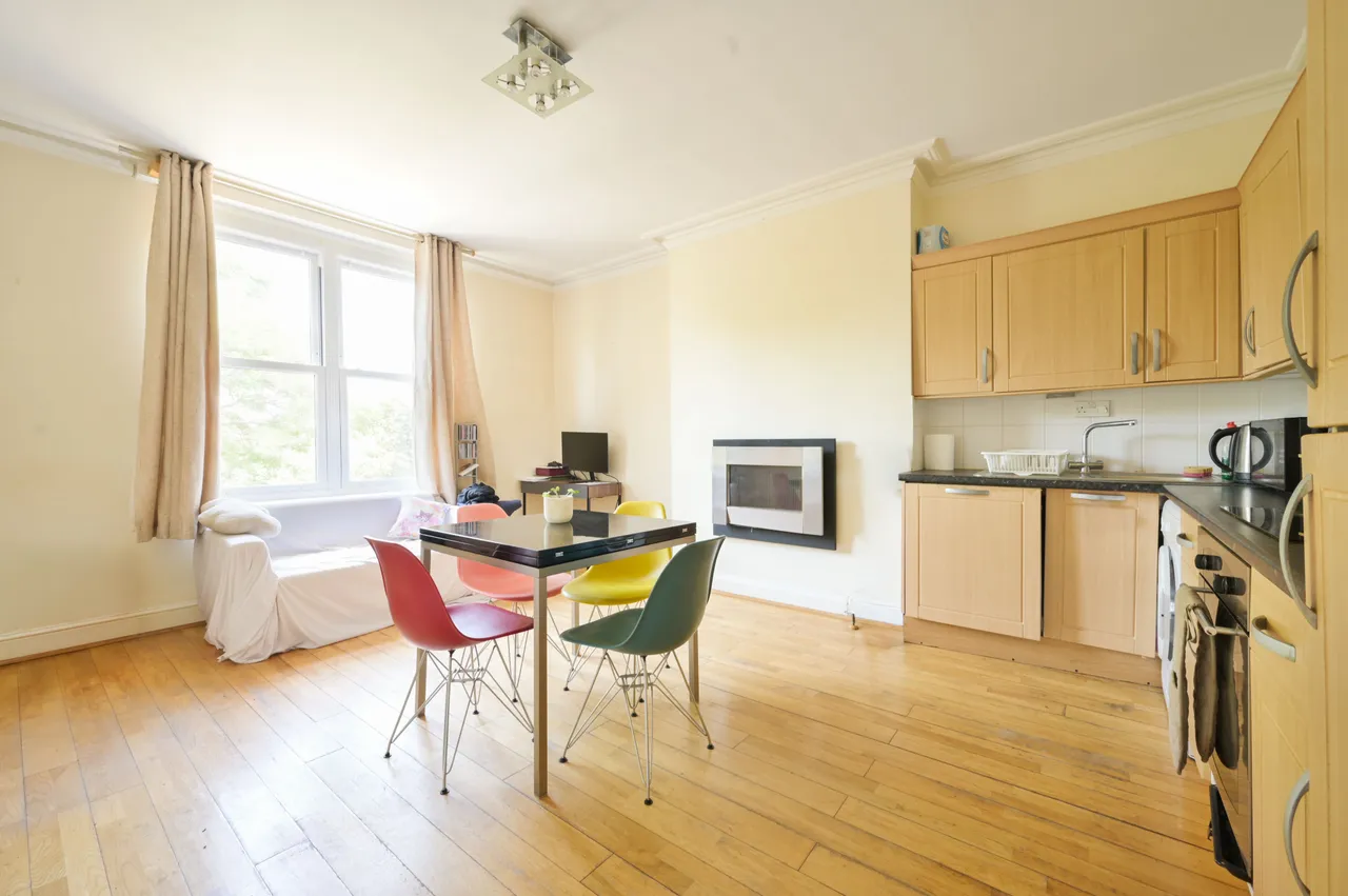 48b Grove Park Gardens, London, photo 2
