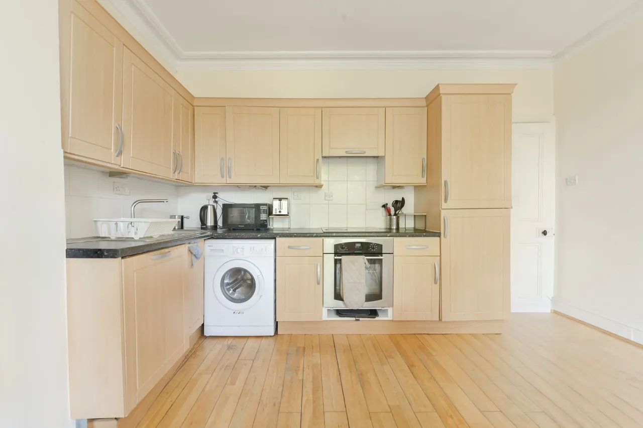 48b Grove Park Gardens, London, photo 4