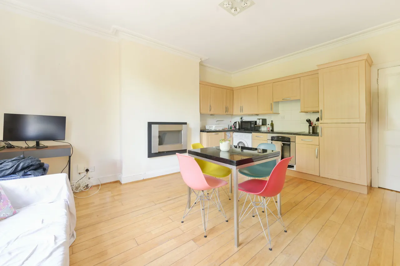 48b Grove Park Gardens, London, photo 3
