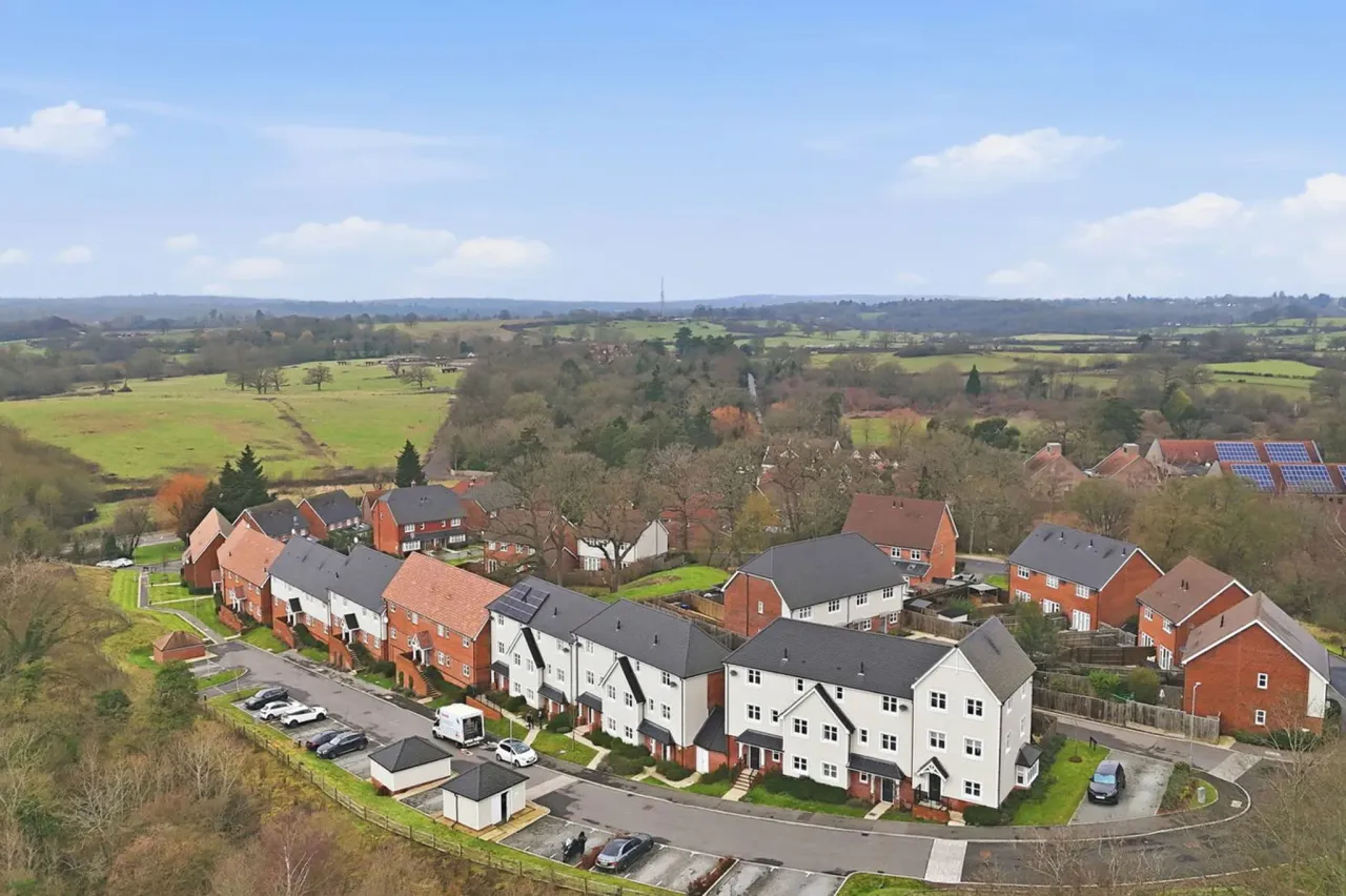4 bed property for sale — Consort Drive, Leatherhead, Surrey, K...
