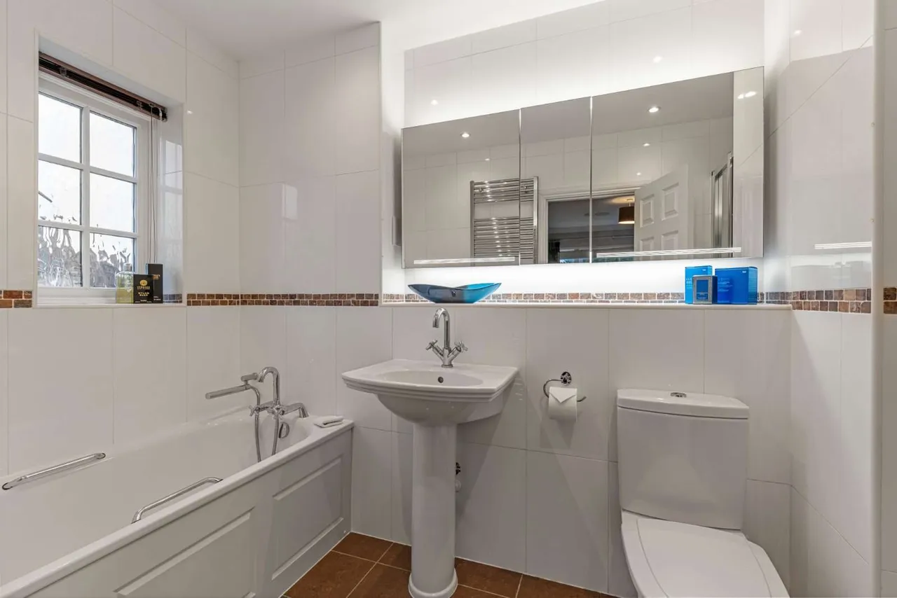 The Close, Odiham, RG29, photo 12