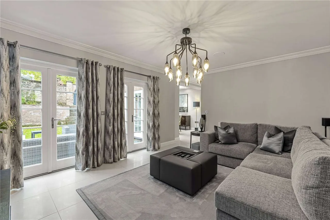 The Close, Odiham, RG29, photo 5