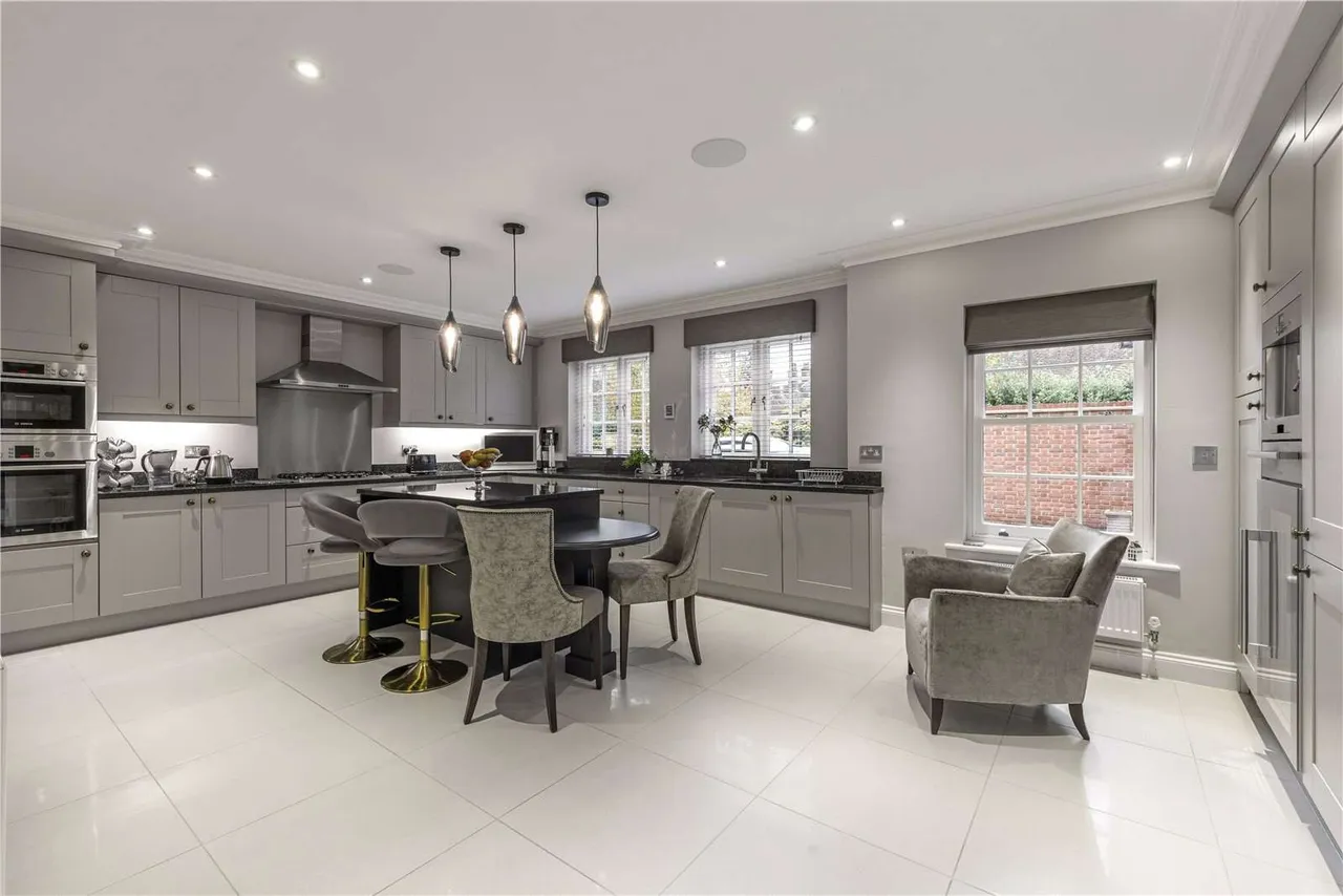 The Close, Odiham, RG29, photo 2