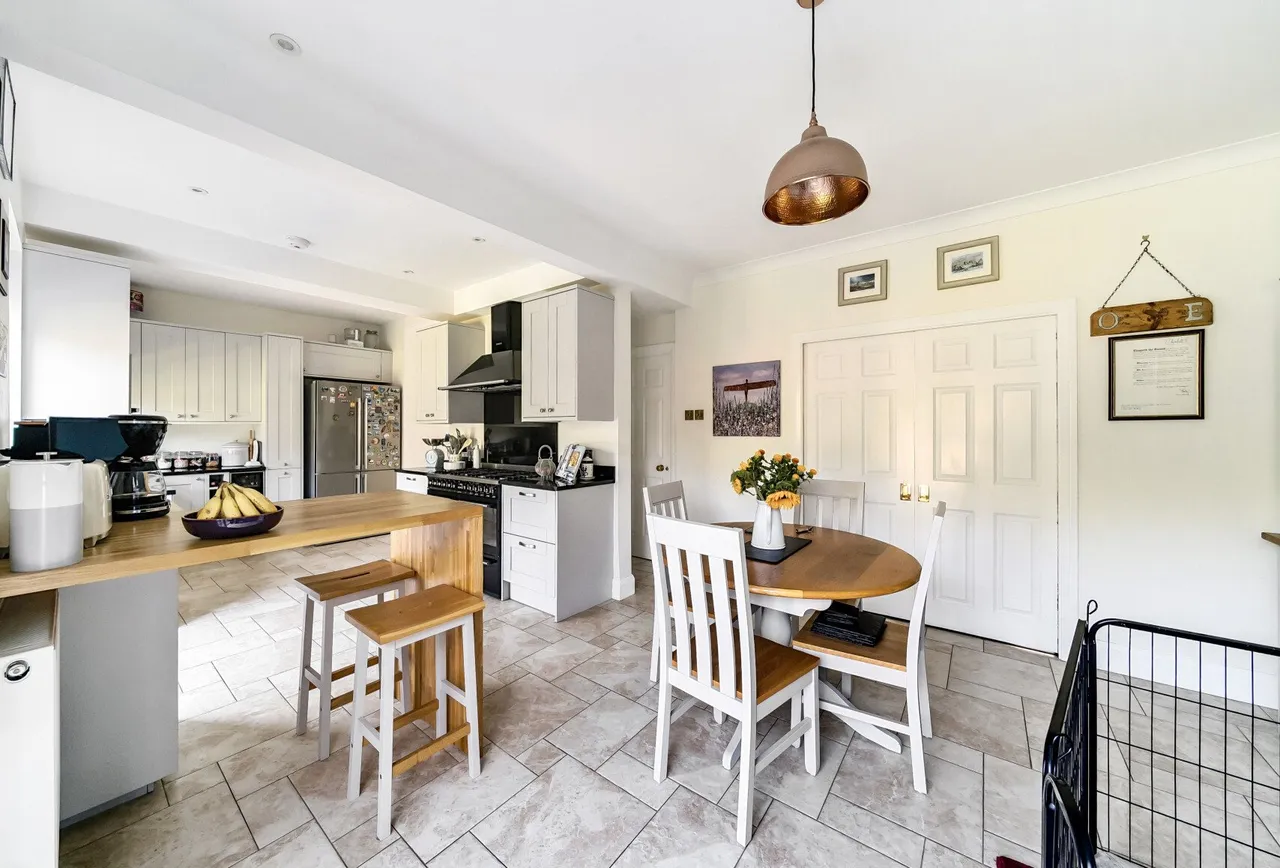 5 bed house for sale — Fryent Way, Kingsbury, NW9 9SL