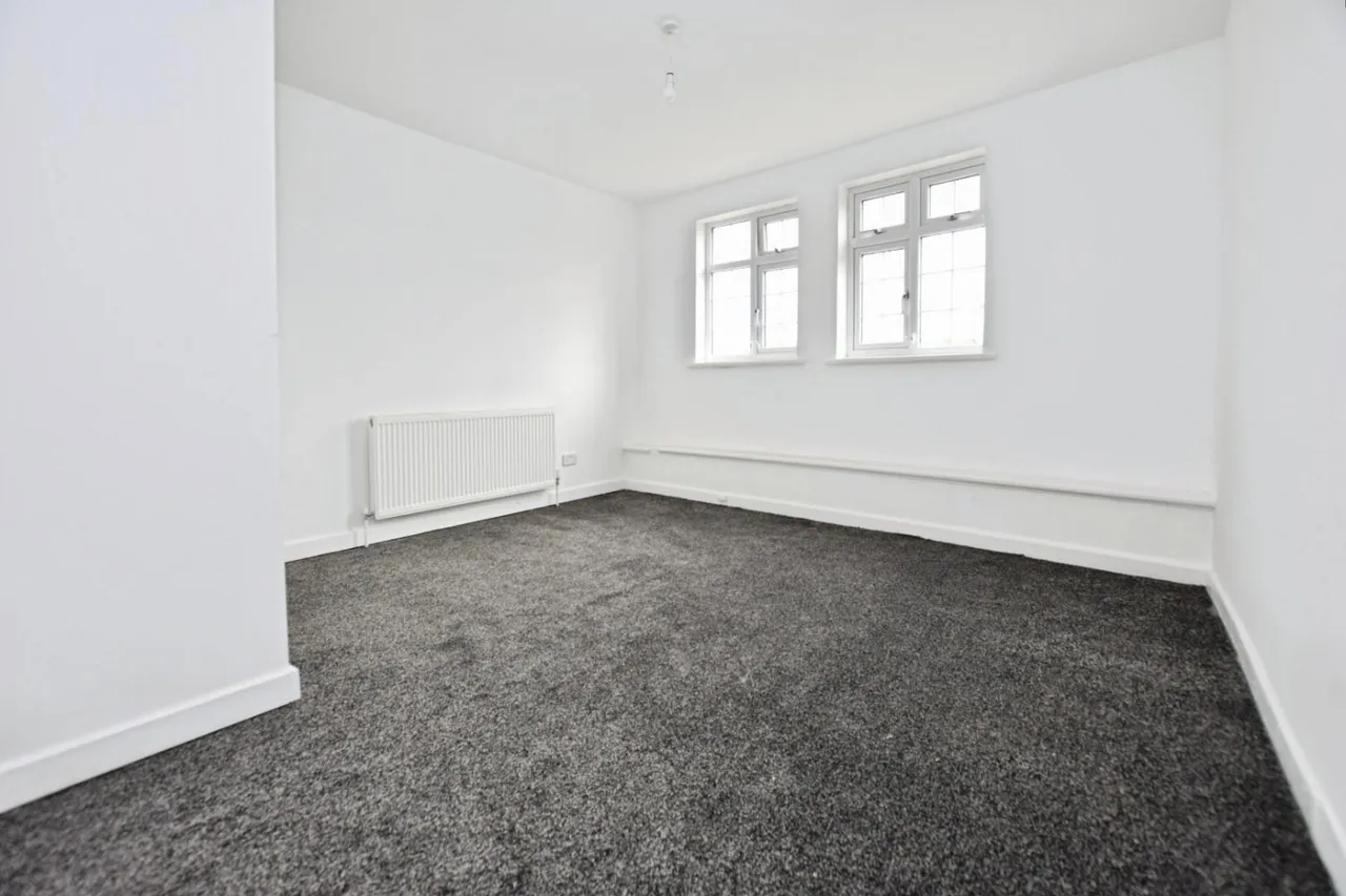 Whalebone Lane South, Dagenham, RM8, photo 2