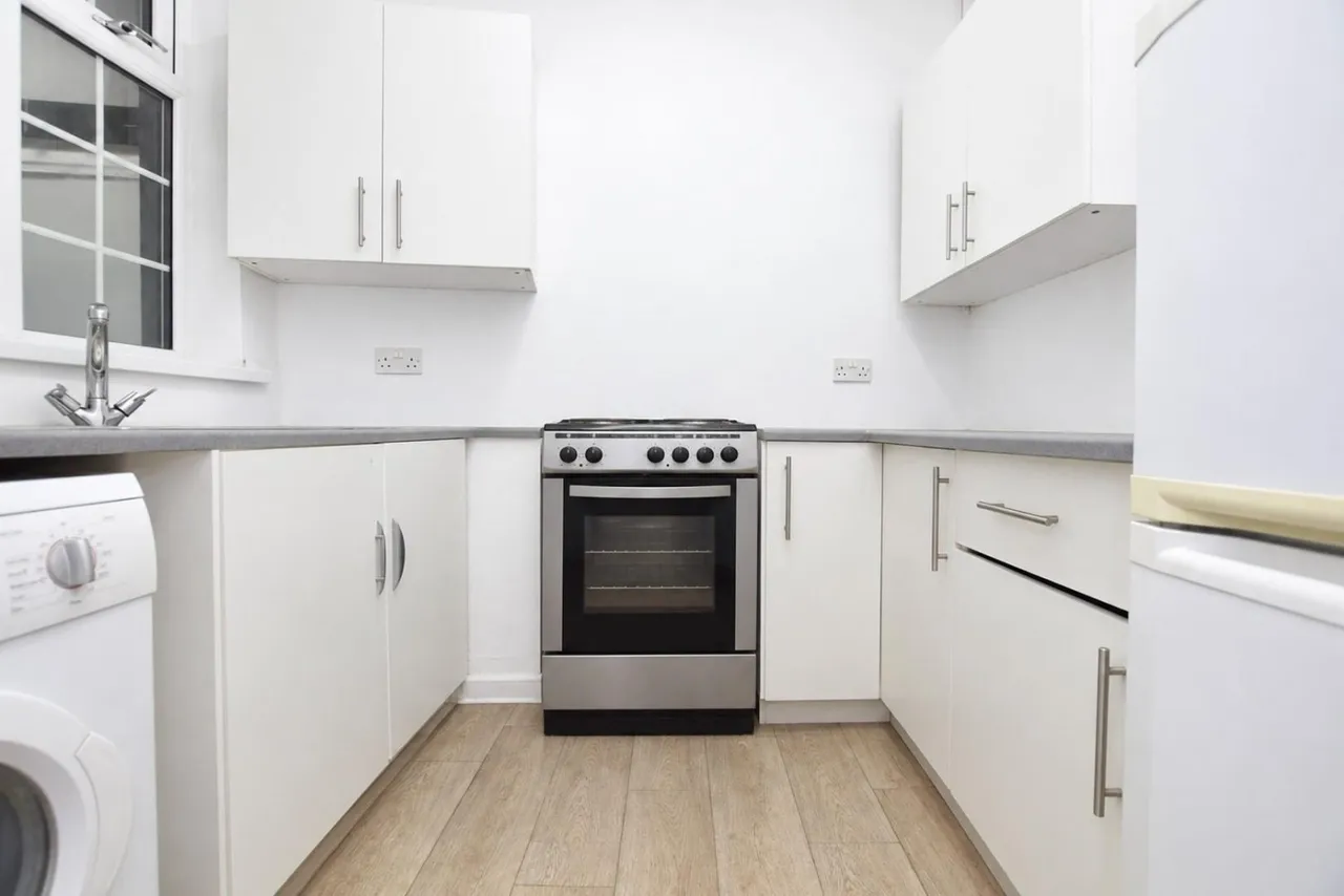 Whalebone Lane South, Dagenham, RM8, photo 4