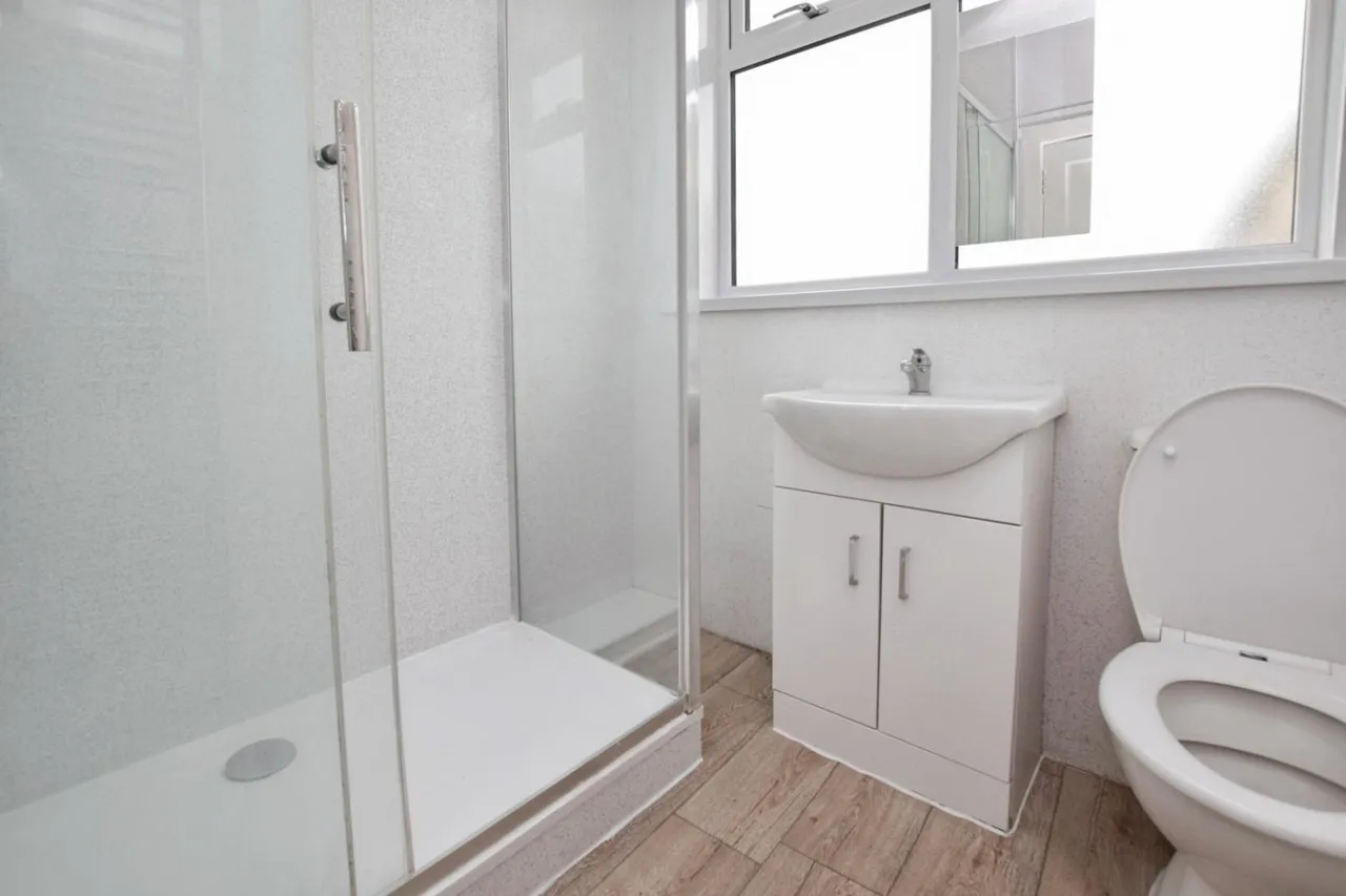 Whalebone Lane South, Dagenham, RM8, photo 5