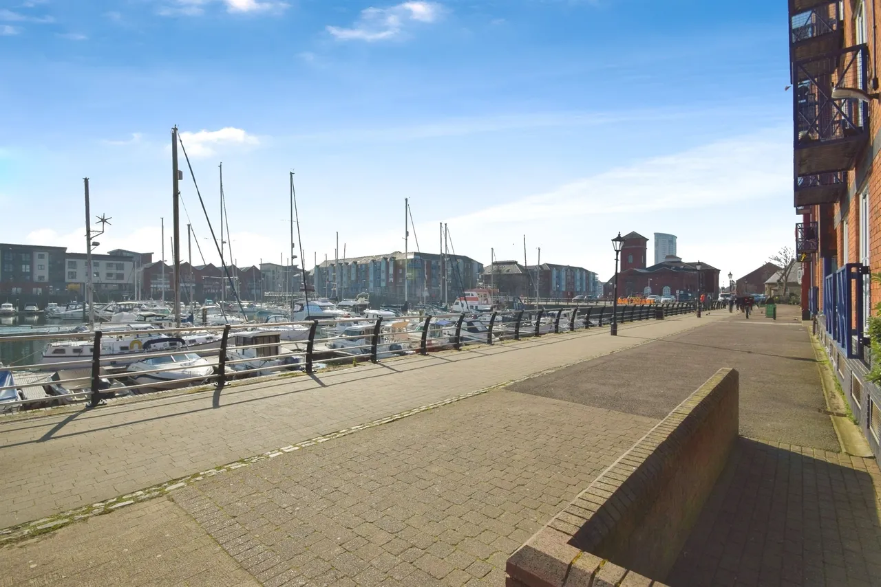 2 bed flat for sale, Mannheim Quay Swansea, SA1