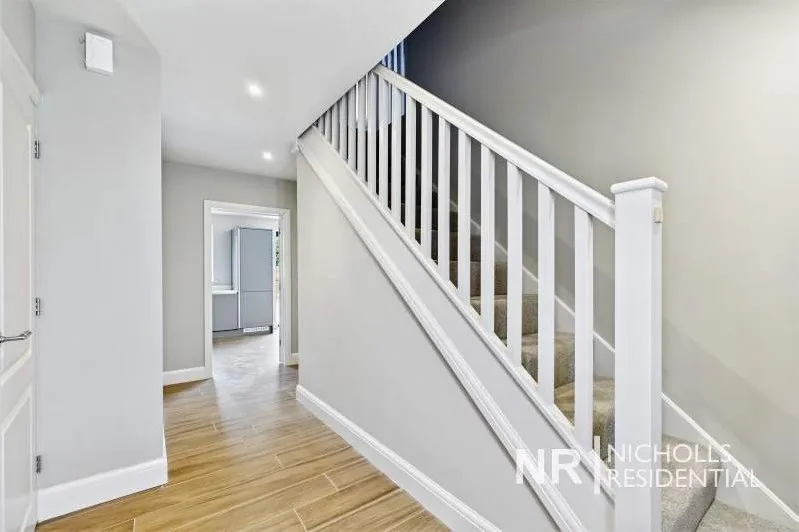 Denys Place, Chessington, KT9, photo 6