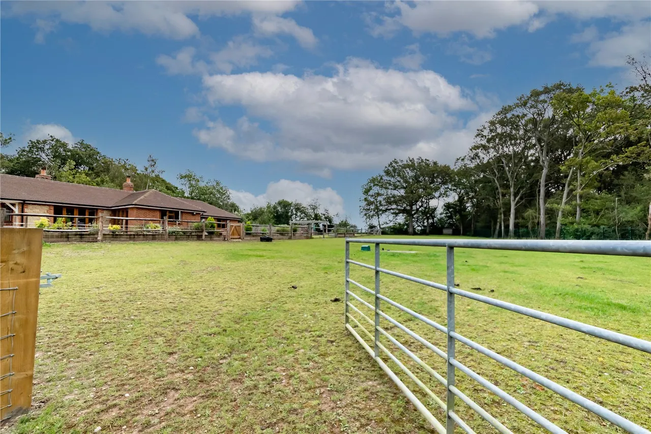Pound Farm Lane, Ash Green, GU12 6EH, photo 2