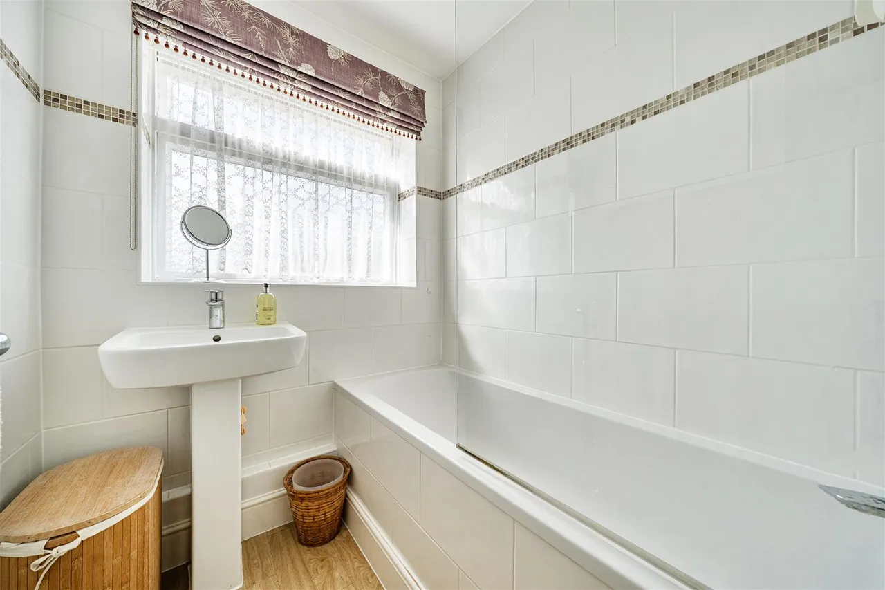 Westfield Road, Camberley, photo 9