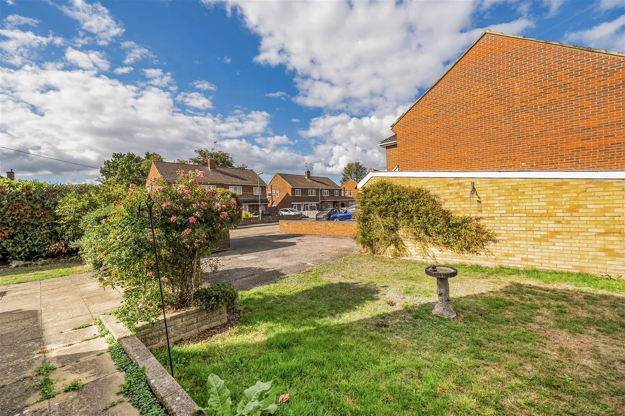 Westfield Road, Camberley, photo 12