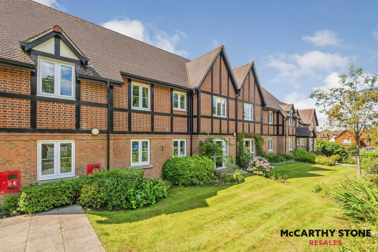 2 bed flat for sale, Meadowside, Storrington, RH20