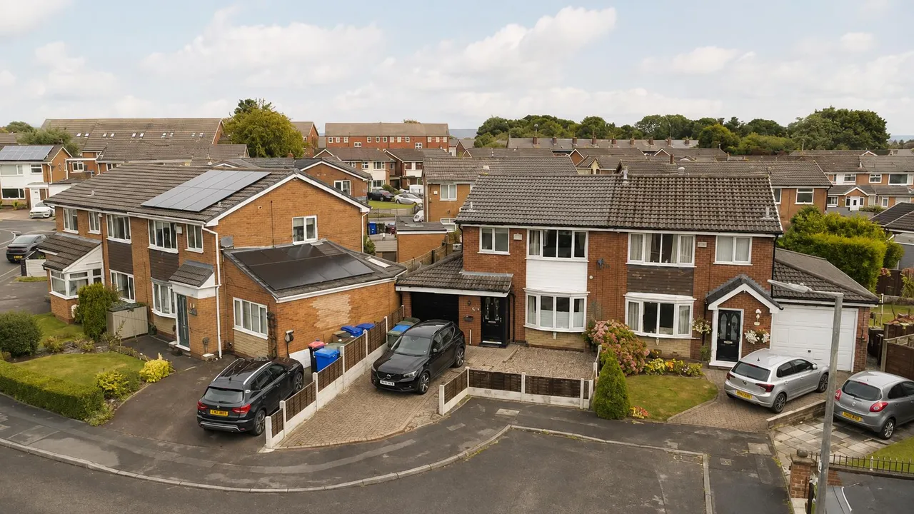 3 bed house for sale — Barnfield Close, Radcliffe, Manchester, M26 3UA