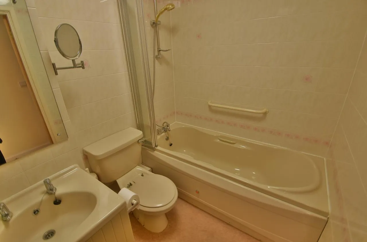 Alexandria Court, BH22, photo 9