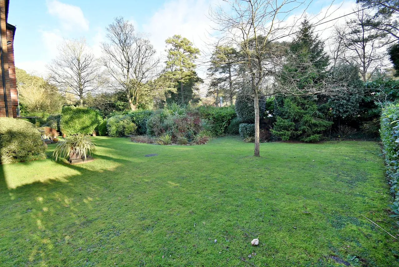 Alexandria Court, BH22, photo 10