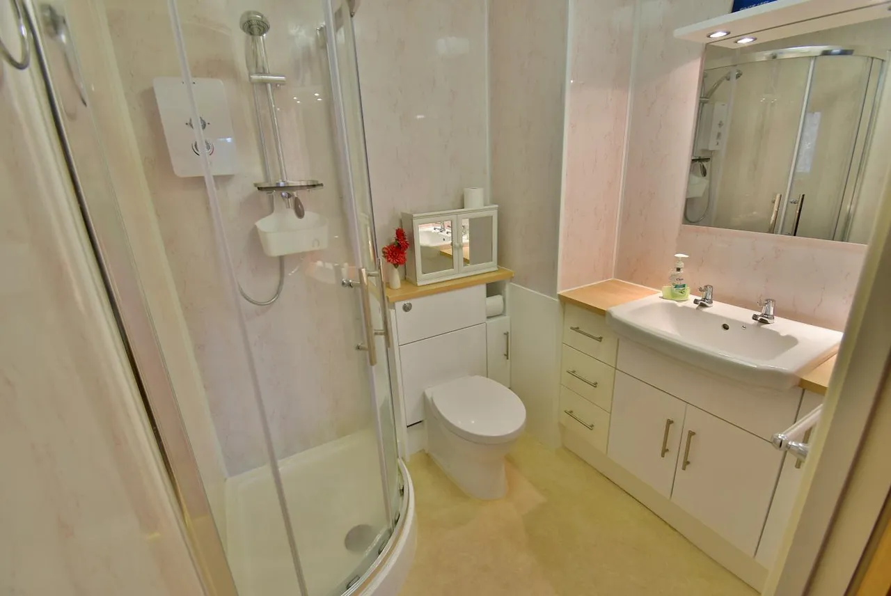 Alexandria Court, BH22, photo 8