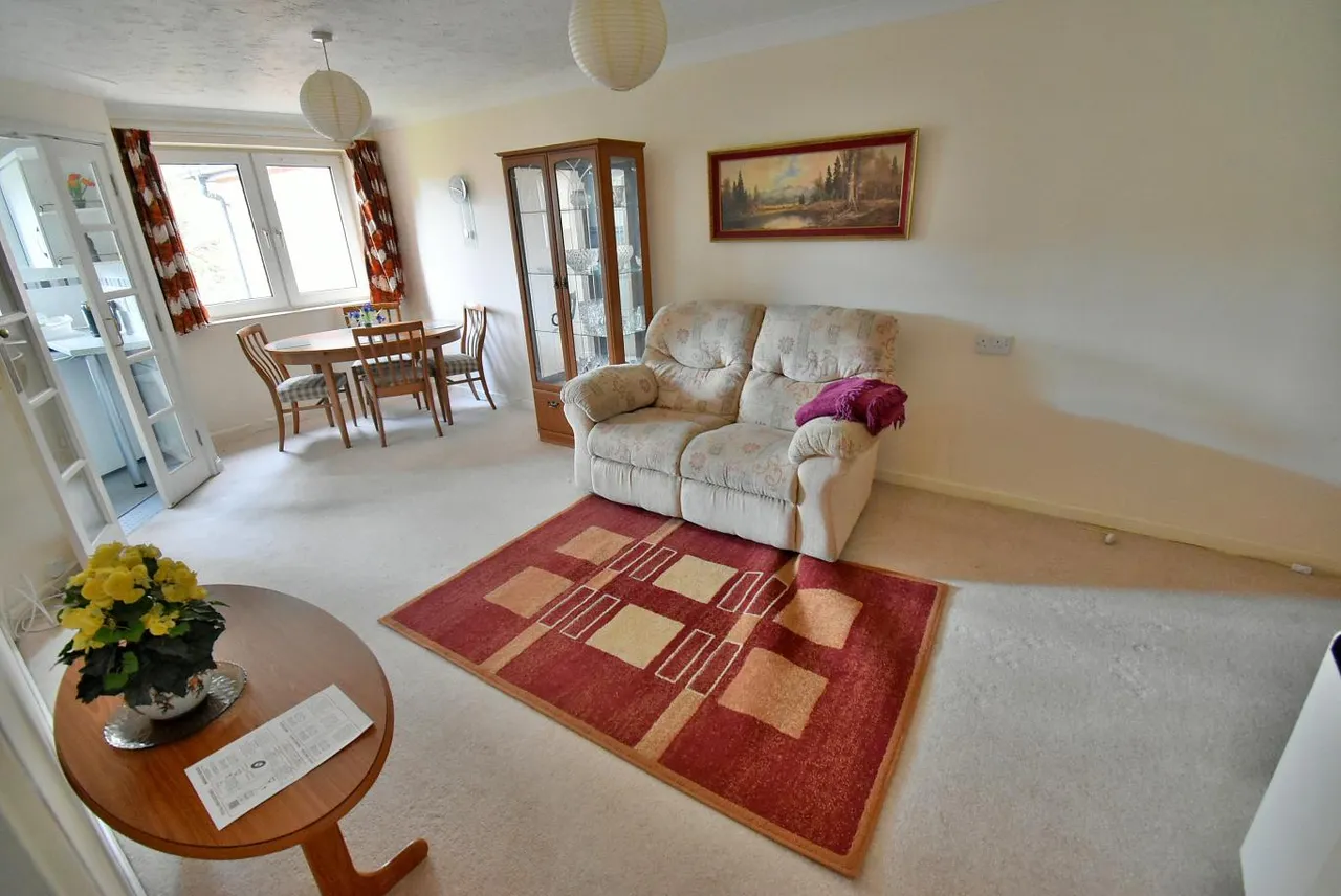 Alexandria Court, BH22, photo 3