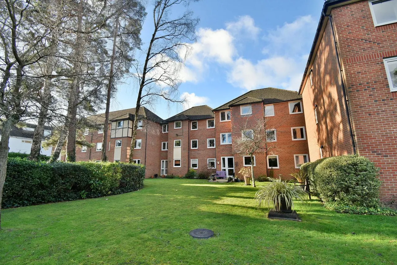 Alexandria Court, BH22, photo 2