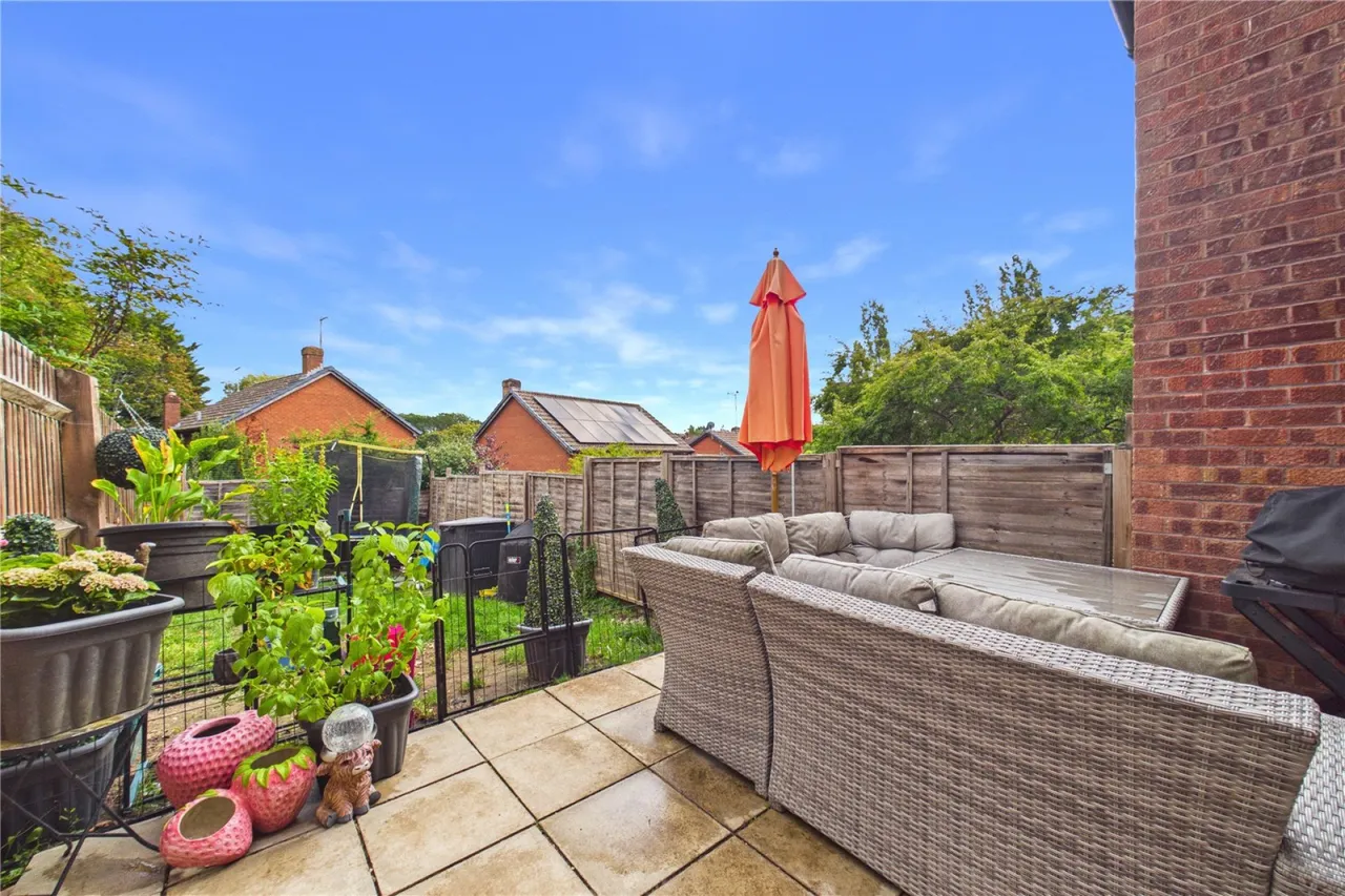 Stable Close, Burghfield Common, RG7, photo 8