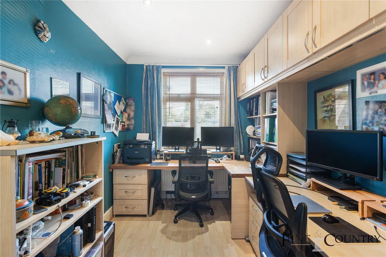 Peter Avenue, London, photo 20