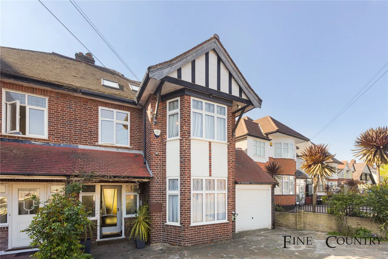 5 bed house for sale, Peter Avenue, London