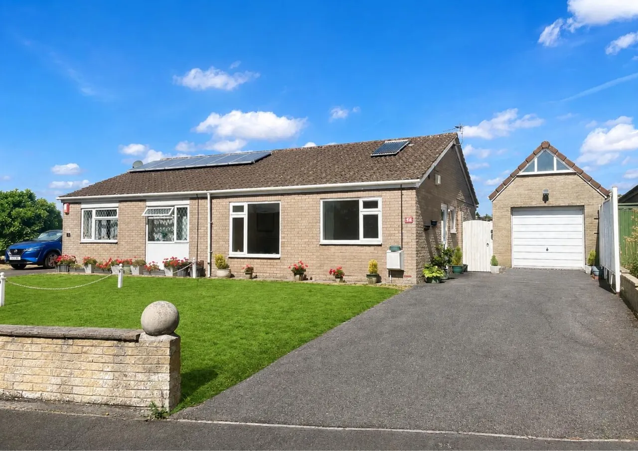 2 bed house for sale — Pedlars Grove, Frome, Somerset BA11 2SX