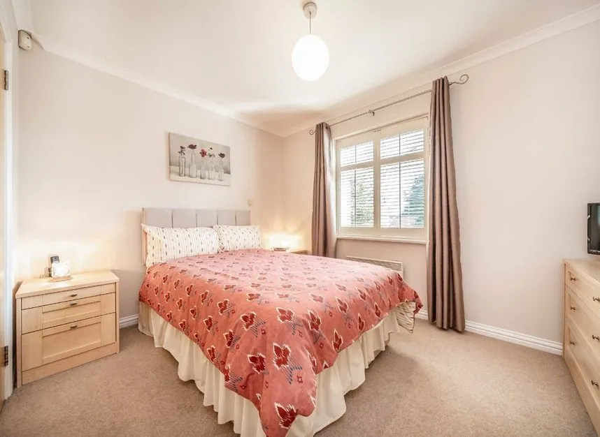 Staines Road East, Sunbury-On-Thames, TW16, photo 4