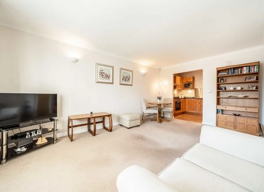 Staines Road East, Sunbury-On-Thames, TW16, photo 5
