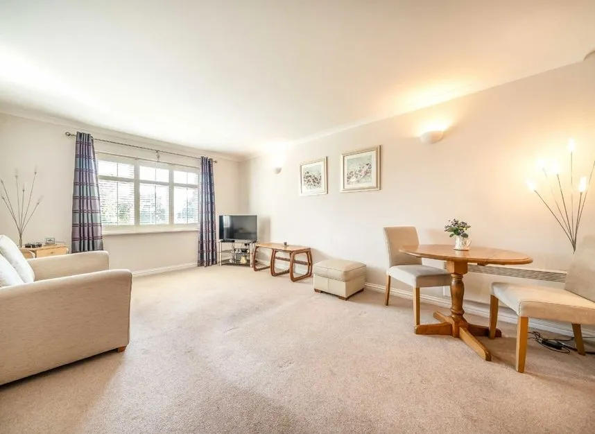 Staines Road East, Sunbury-On-Thames, TW16, photo 2