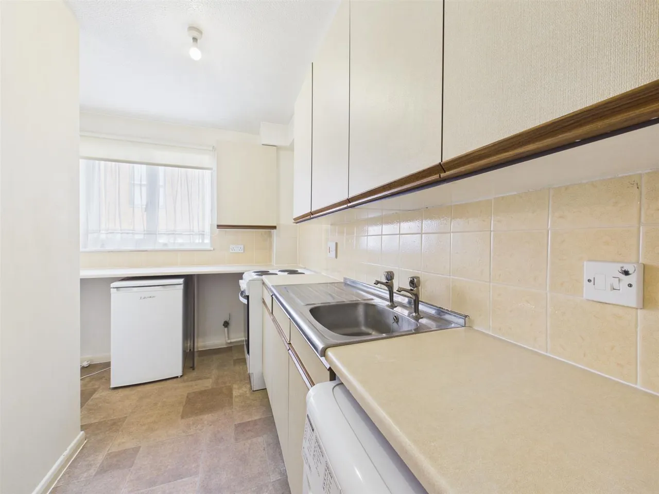 Bell View Manor, The Oaks, Ruislip, Middlesex, HA4 7LH, photo 5
