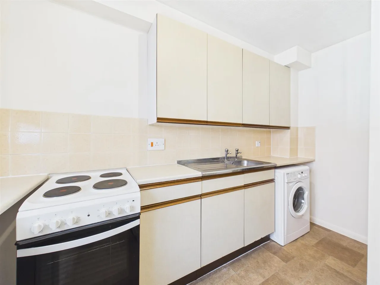 Bell View Manor, The Oaks, Ruislip, Middlesex, HA4 7LH, photo 6