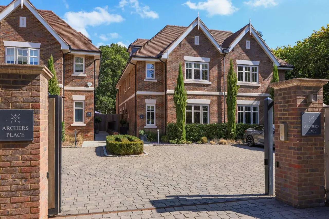 4 bed house for sale — Leatherhead Road, Oxshott, Leatherhead, Surrey, KT22 0BE
