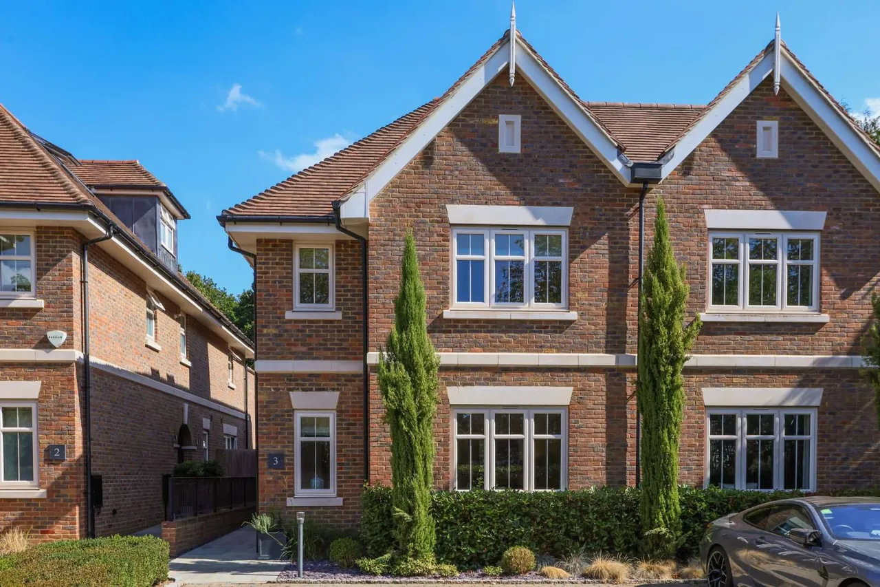 Leatherhead Road, Oxshott, Leatherhead, Surrey, KT22 0BE, photo 8