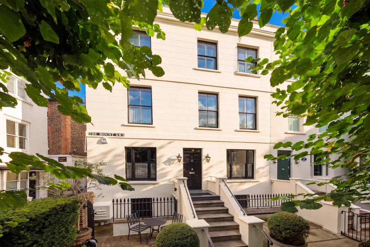 3 bed property for sale — The Mount, Hampstead, London, NW3 6SZ