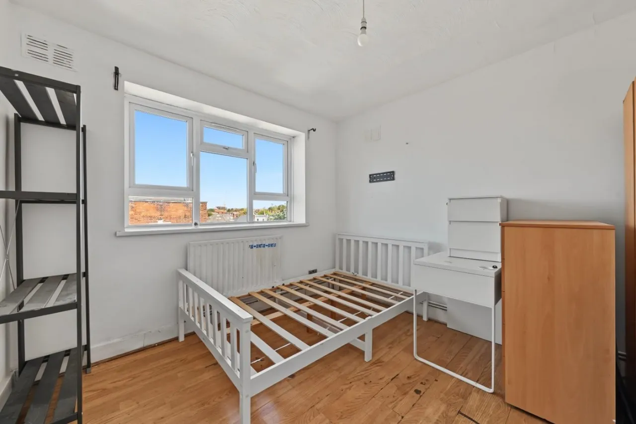 Cricklewood Broadway, NW2, photo 3