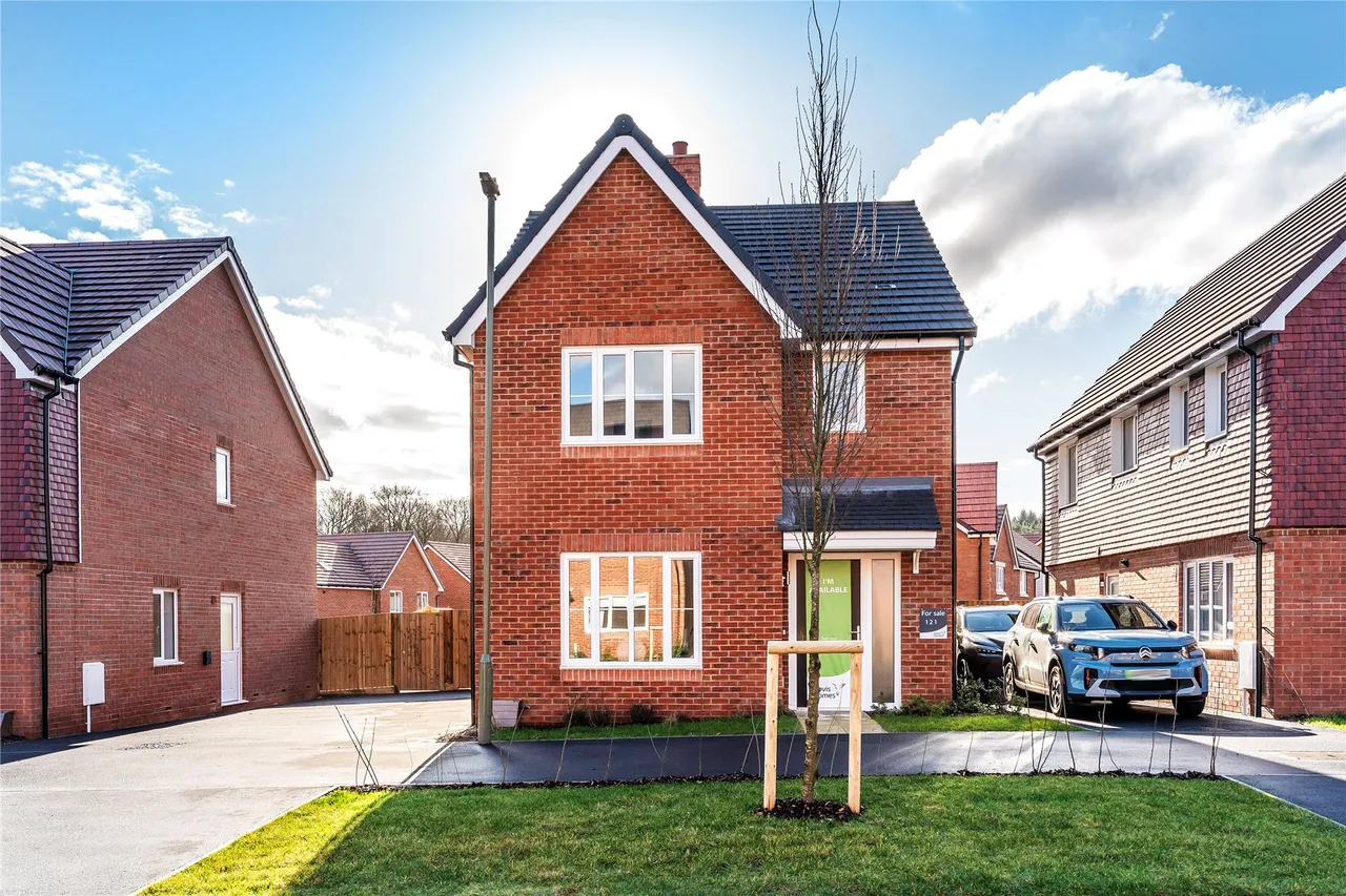 3 bed house for sale, Brox Road, Ottershaw, KT16