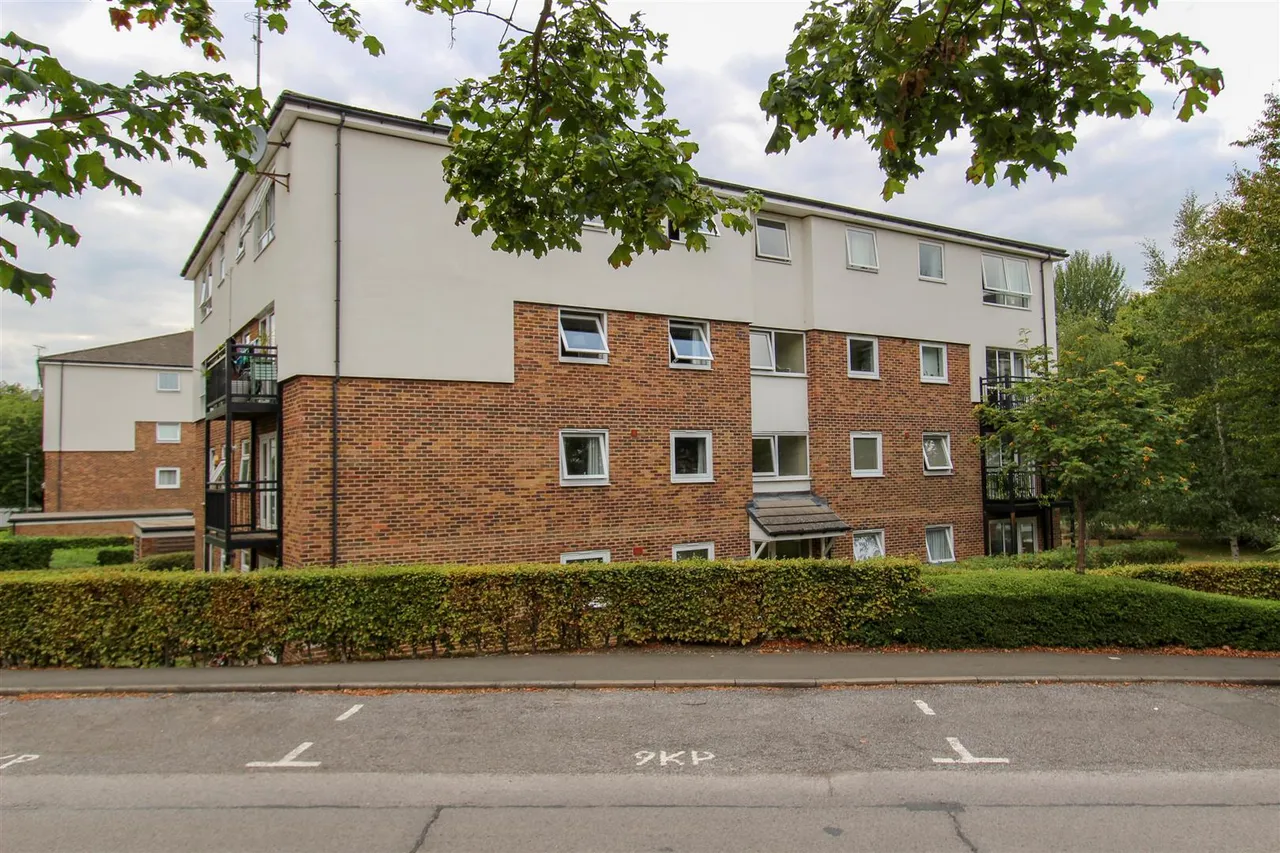 2 bed flat for sale — Keith Park Road, Uxbridge, UB10 0FG