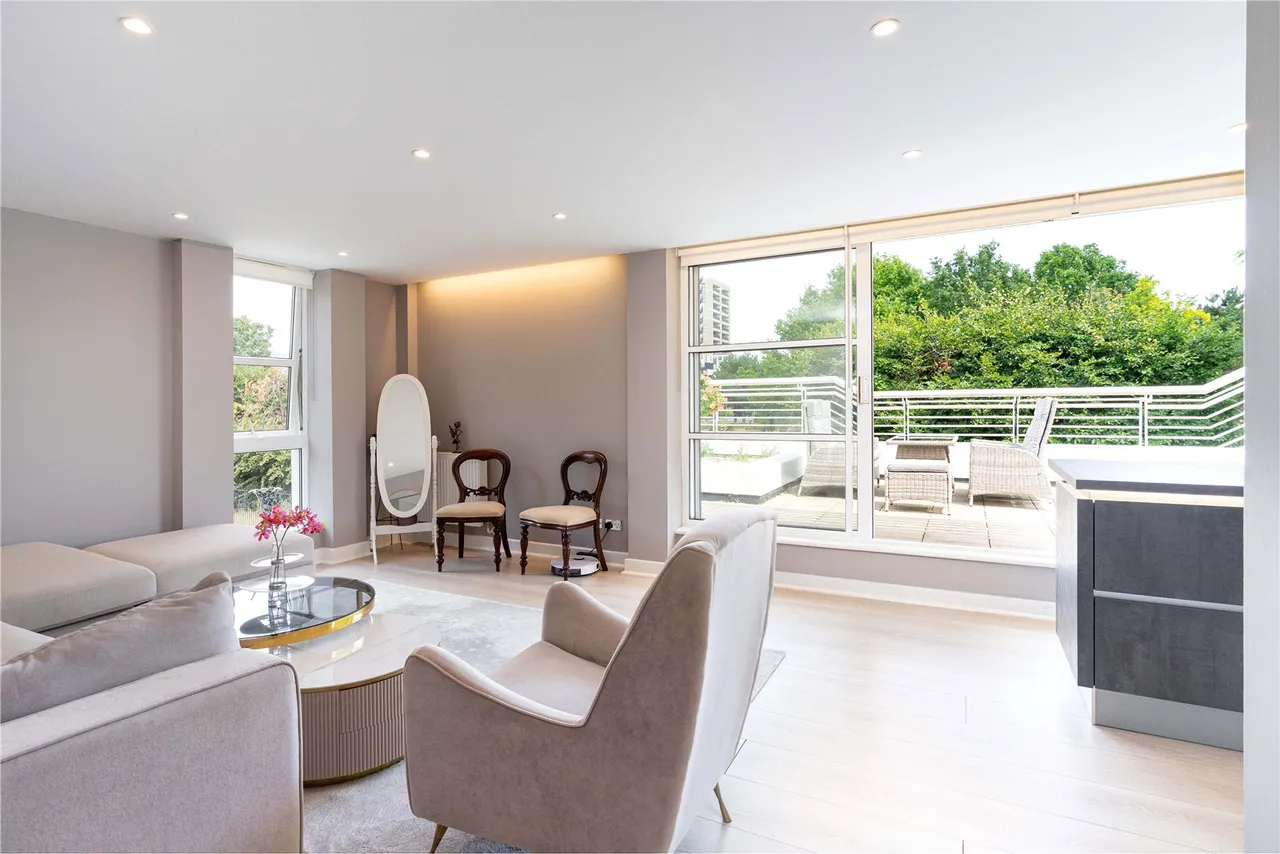 2 bed flat for sale, Barrier Point Road, Royal Docks, E16