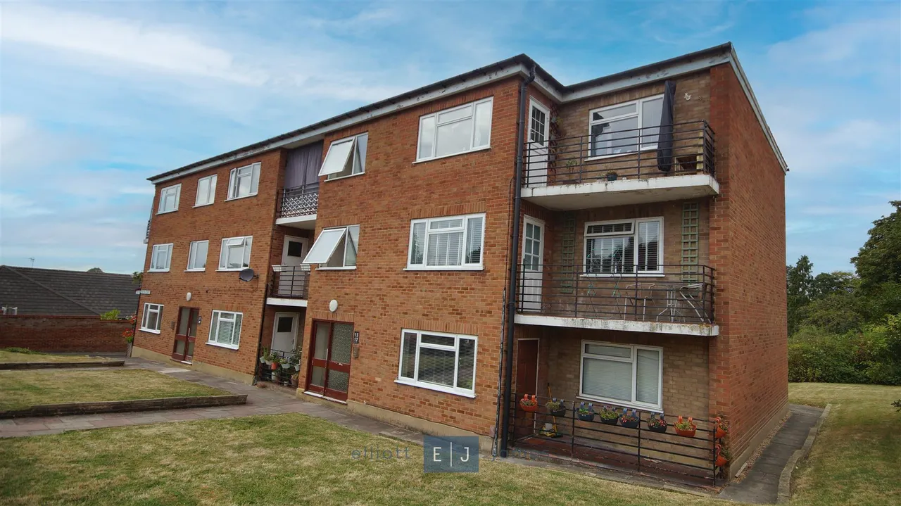 2 bed flat for sale, Triton Court, Buckhurst Hill, IG9