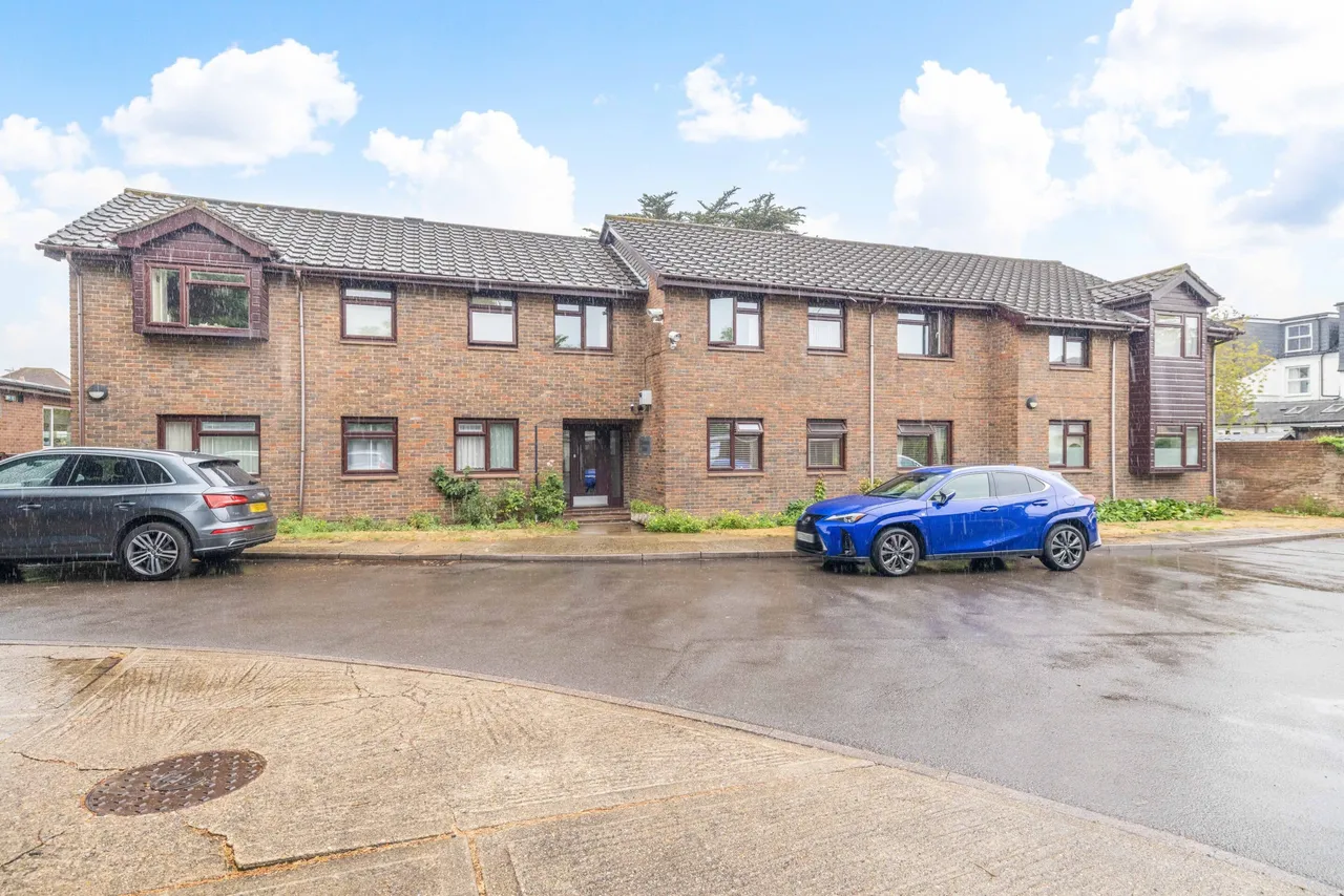 2 bed flat to rent — Clarence Court, Clarence Road, Windsor, SL4 5AB