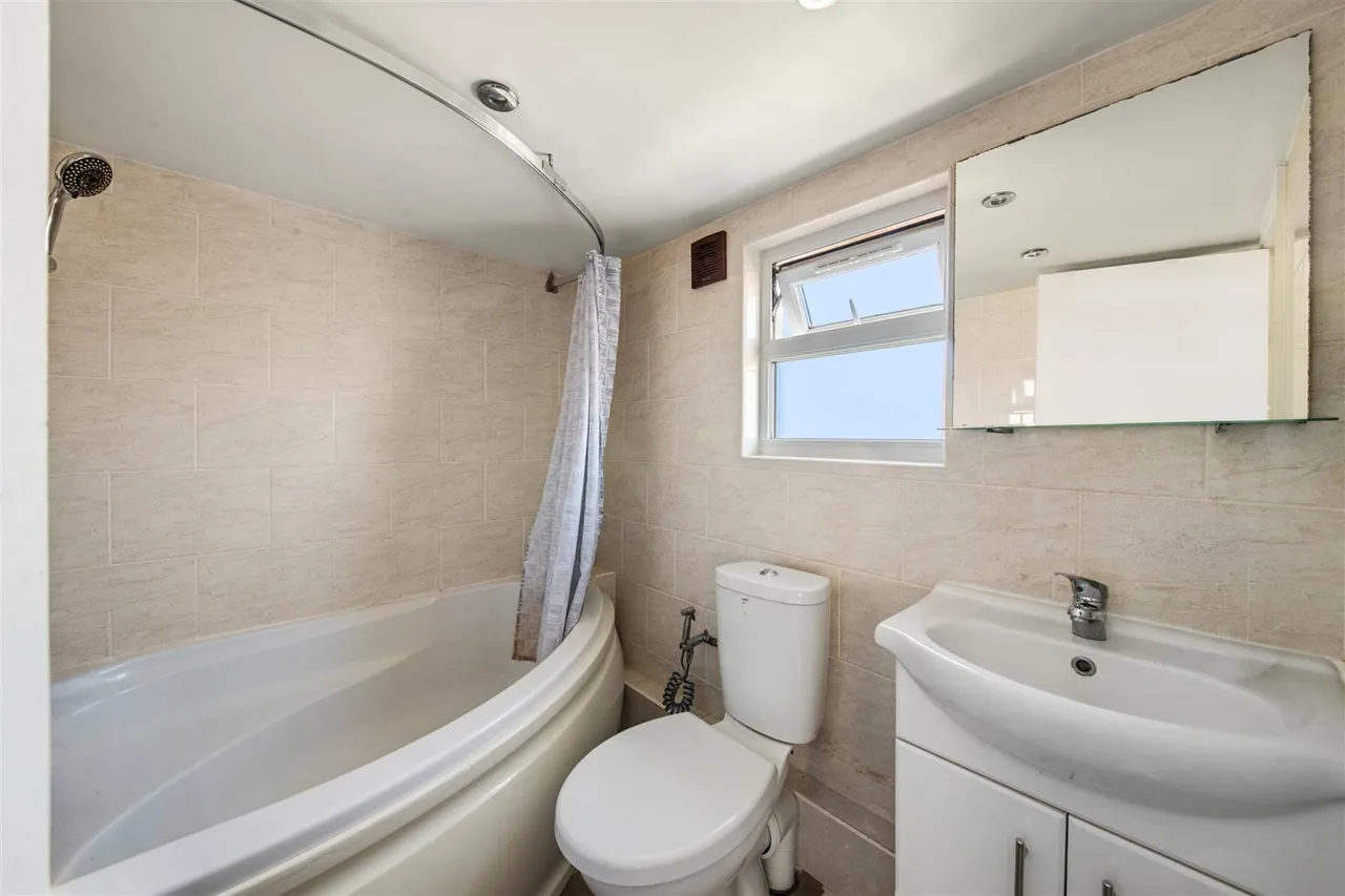 Bedford Avenue, Hayes, photo 16