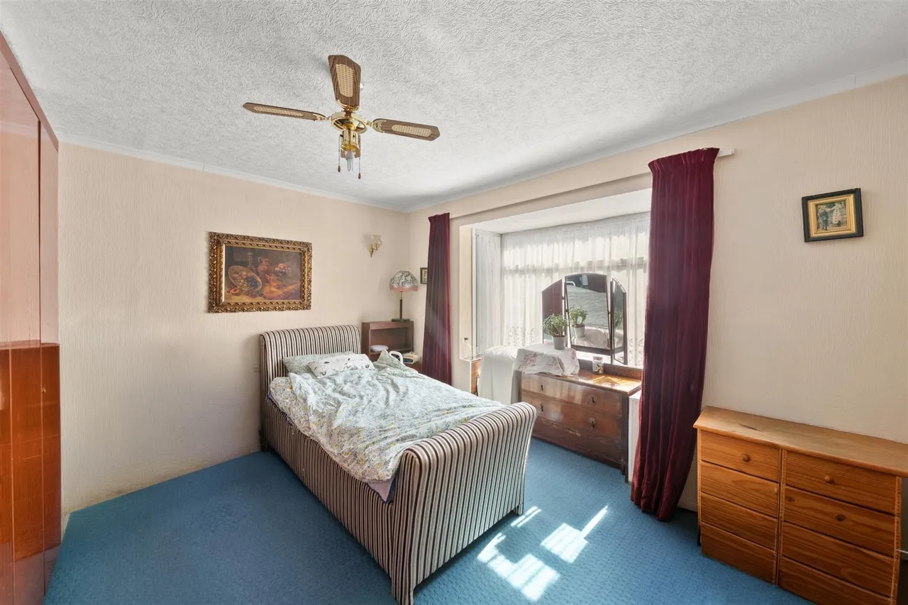 Bedford Avenue, Hayes, photo 11