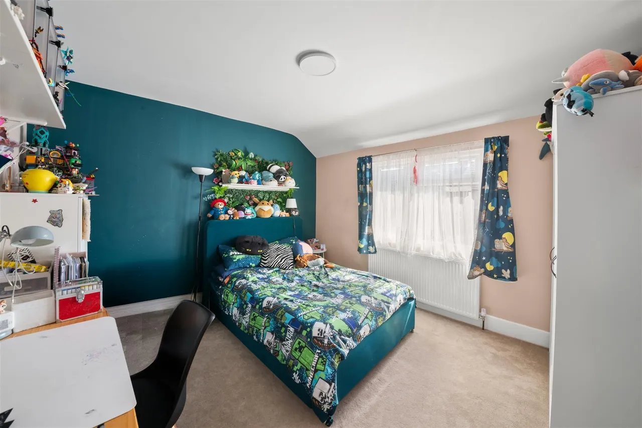 Bedford Avenue, Hayes, photo 12