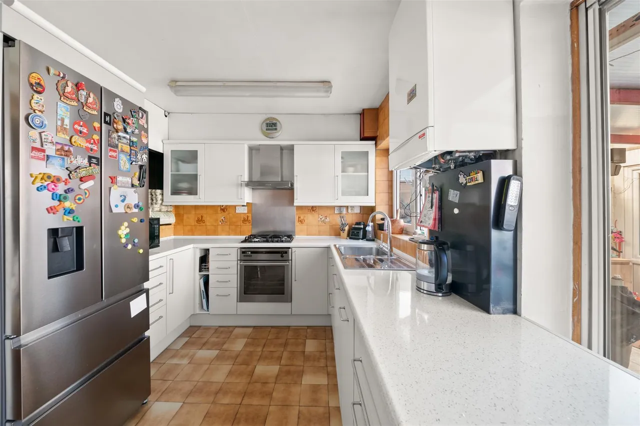 Bedford Avenue, Hayes, photo 9