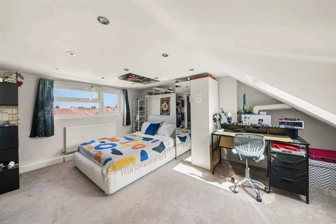 Bedford Avenue, Hayes, photo 6
