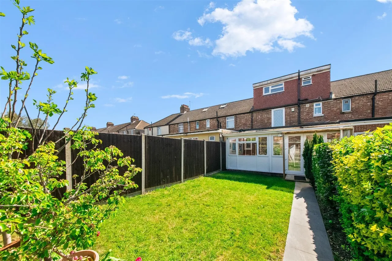 Bedford Avenue, Hayes, photo 18