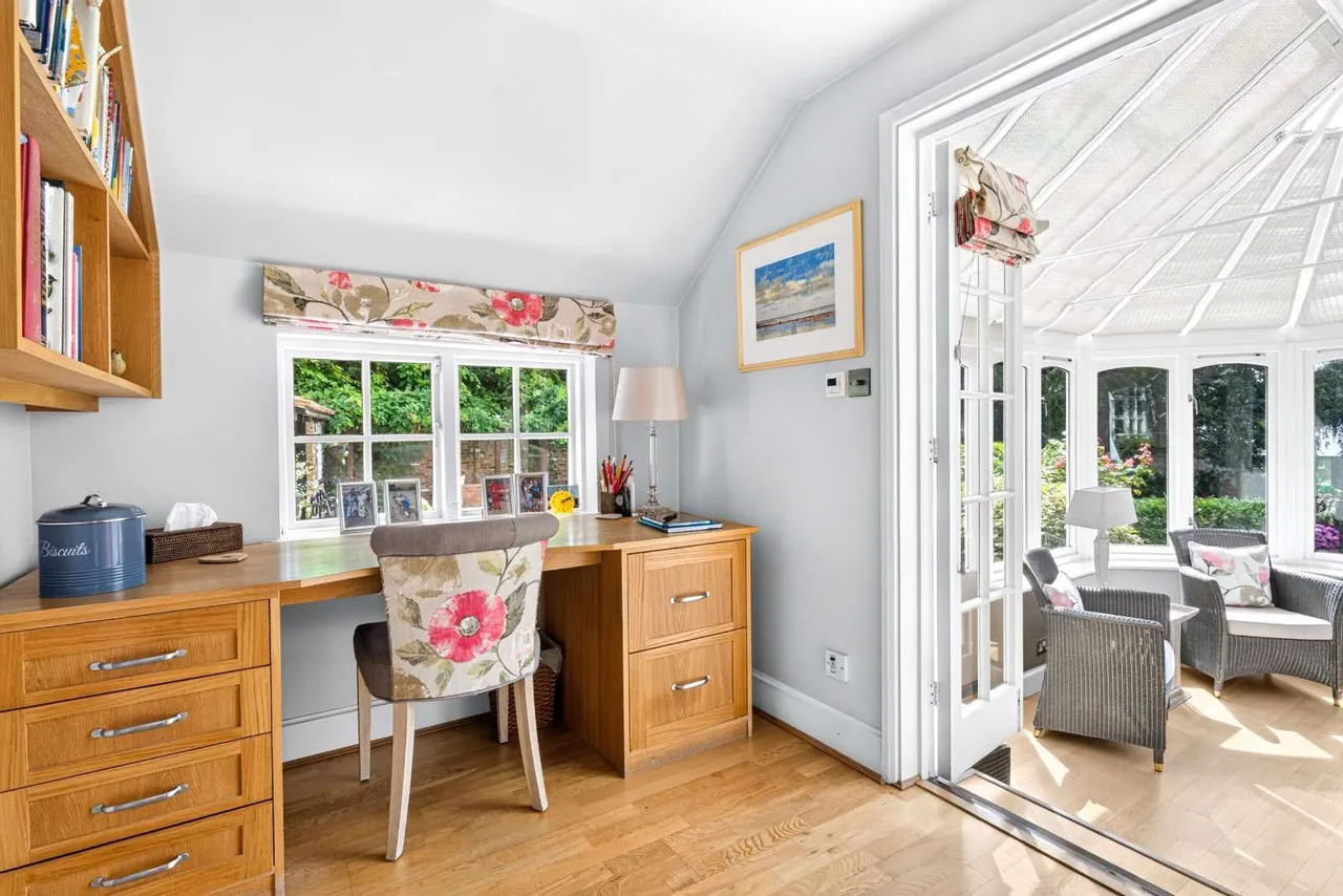 Theydon Road, Epping, Essex, CM16 4EE, photo 5