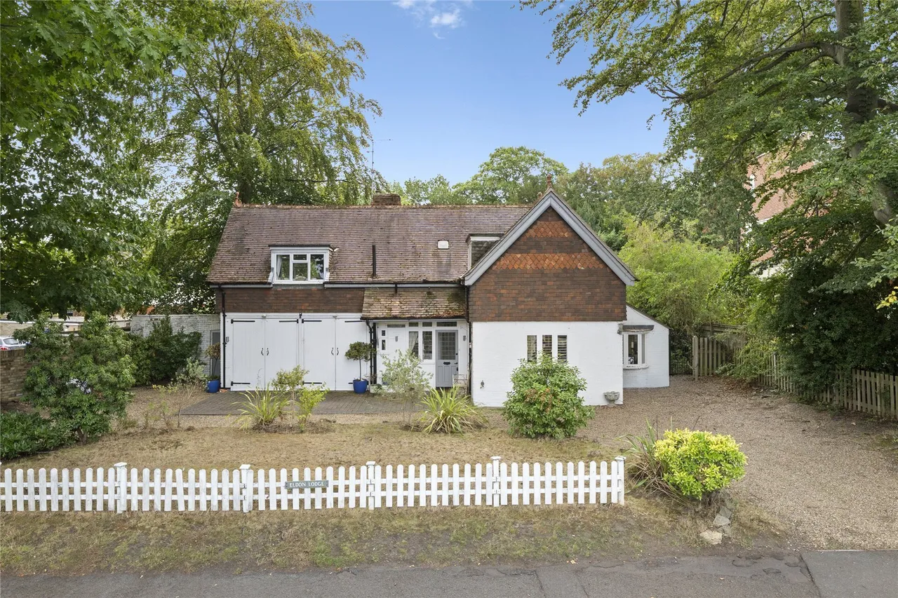 St. Georges Avenue, Weybridge, KT13, photo 2